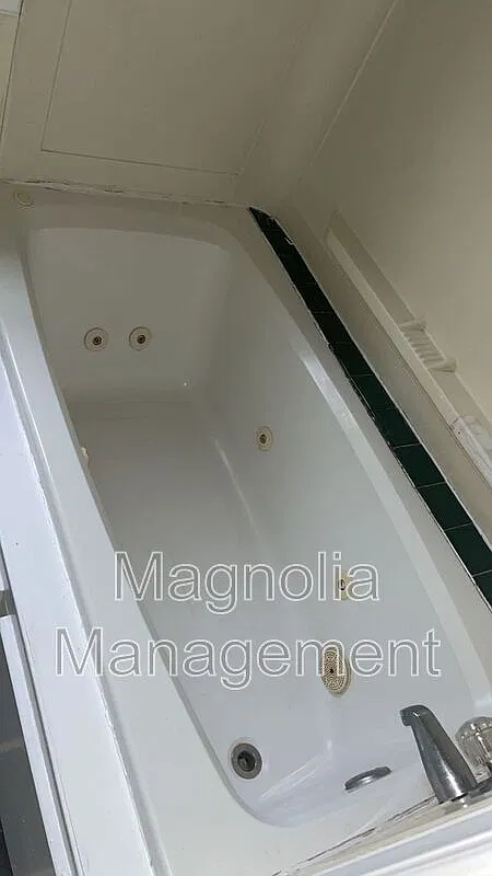 3 bed, 1.0 bath, $1,095 — Photo 3