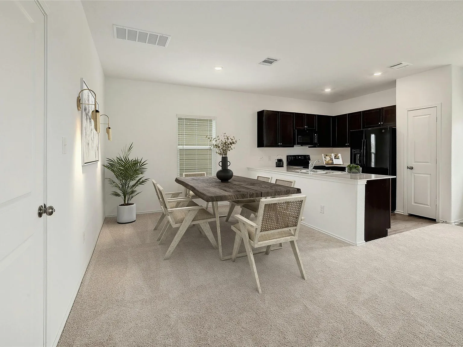 4 bed, 2.5 bath, 2003 sqft, $1,900 — Photo 3