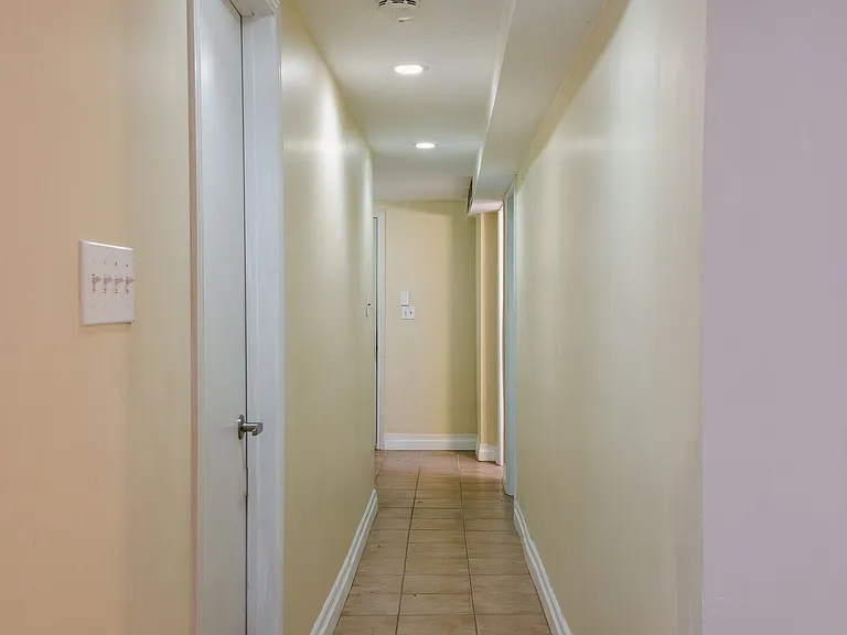 1702 Greenvale Cres — Photo 18