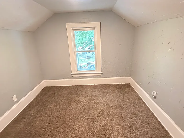 563 Elko Ave — Photo 9