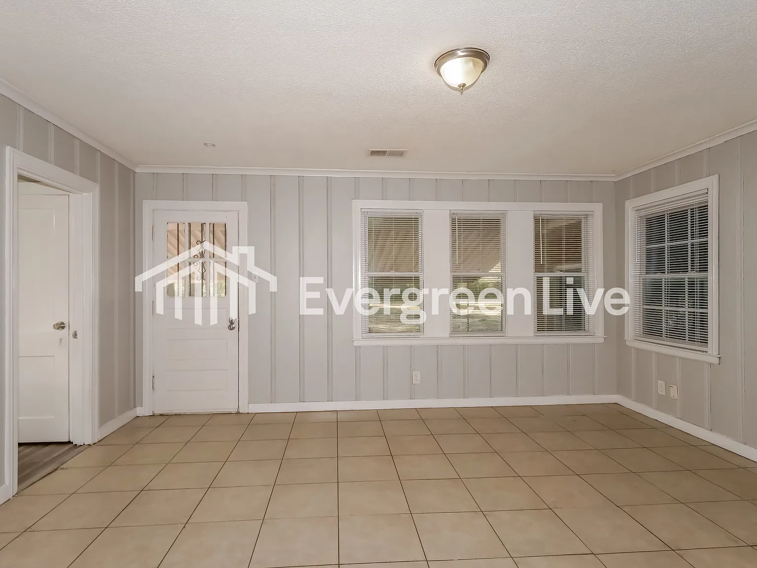 4 bed, 2.0 bath, 1744 sqft, $1,595 — Photo 2