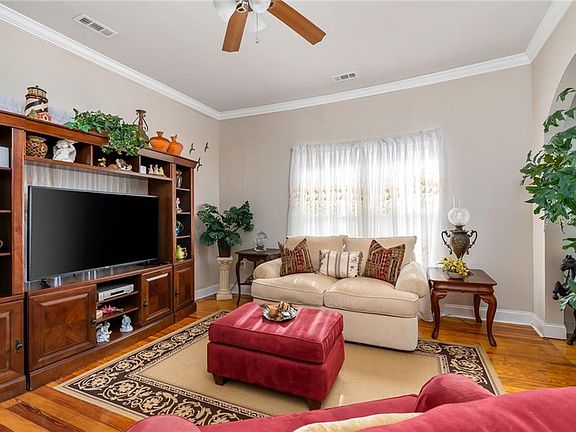 4th image of 216 Riley St