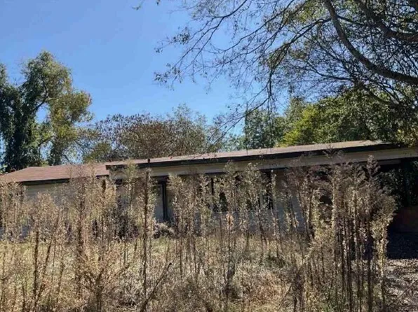 100 Mills St, Arp, TX 75750