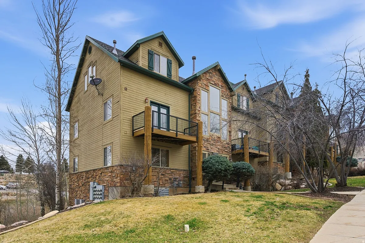 Building Photo - 3555 N Fox Run #303