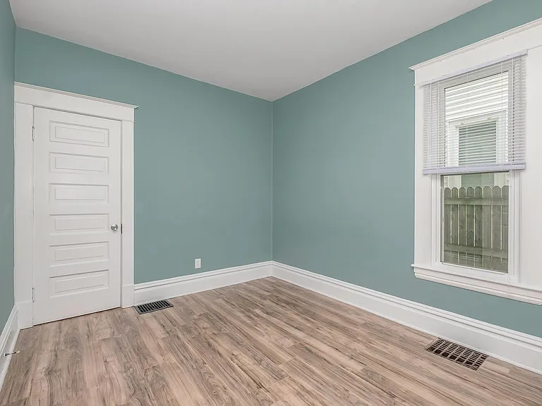 960 Pine Ave NW — Photo 8
