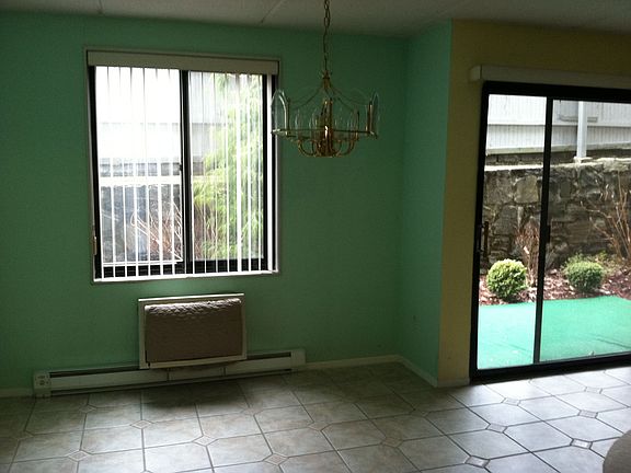 5th image of 128 Colonial Pkwy APT 1K