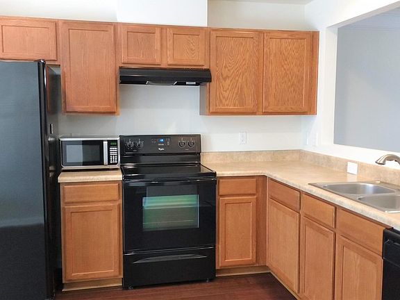 Spacious eat in kitchen with new appliances