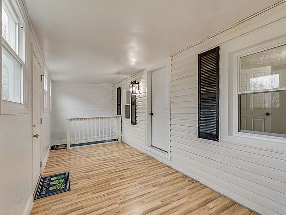 3rd image of 121 Golden Rd