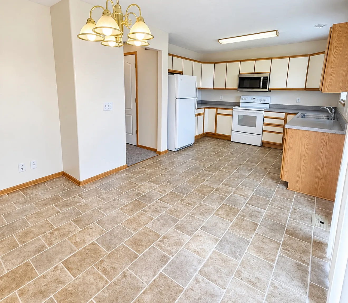 4 bed, 2.5 bath, 1717 sqft, $2,100 — Photo 4