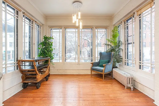 4174 N Clarendon Ave — Photo 3