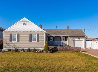 124 W Lido Promenade, Lindenhurst, NY 11757