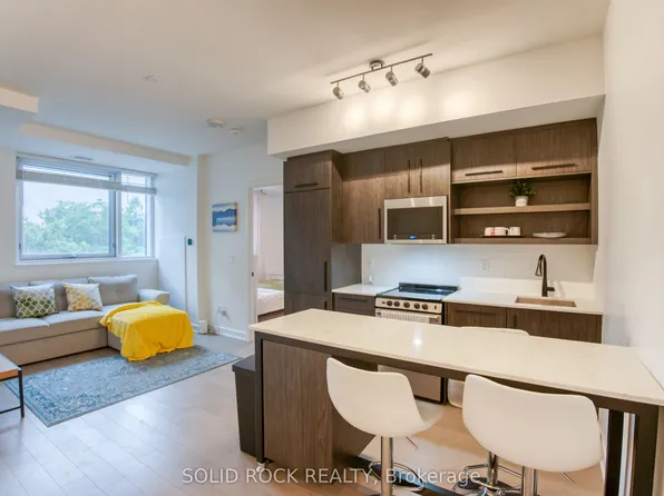 560 Rideau St #306, Ottawa, ON K1N 0G3