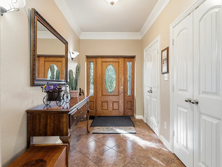 2720 Oates Dr — Photo 5