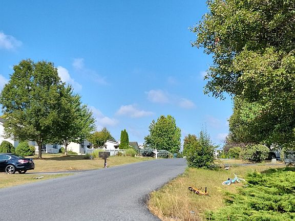 4th image of 72 Somerset Dr