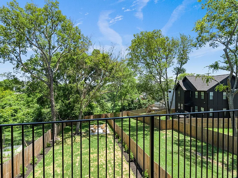 303 Riverside Dr #B — Photo 32