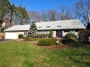 15 Mimosa Dr, Roslyn, NY 11576