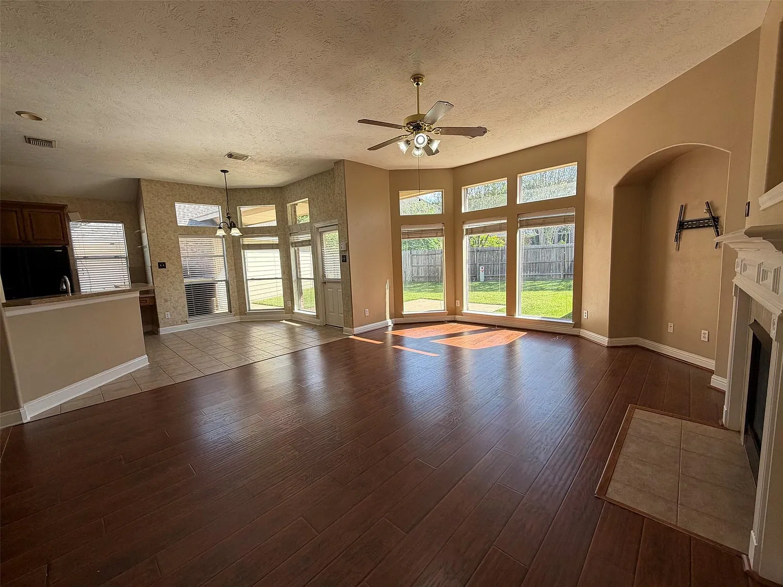 3 bed, 2.0 bath, 2564 sqft, $2,650 — Photo 3