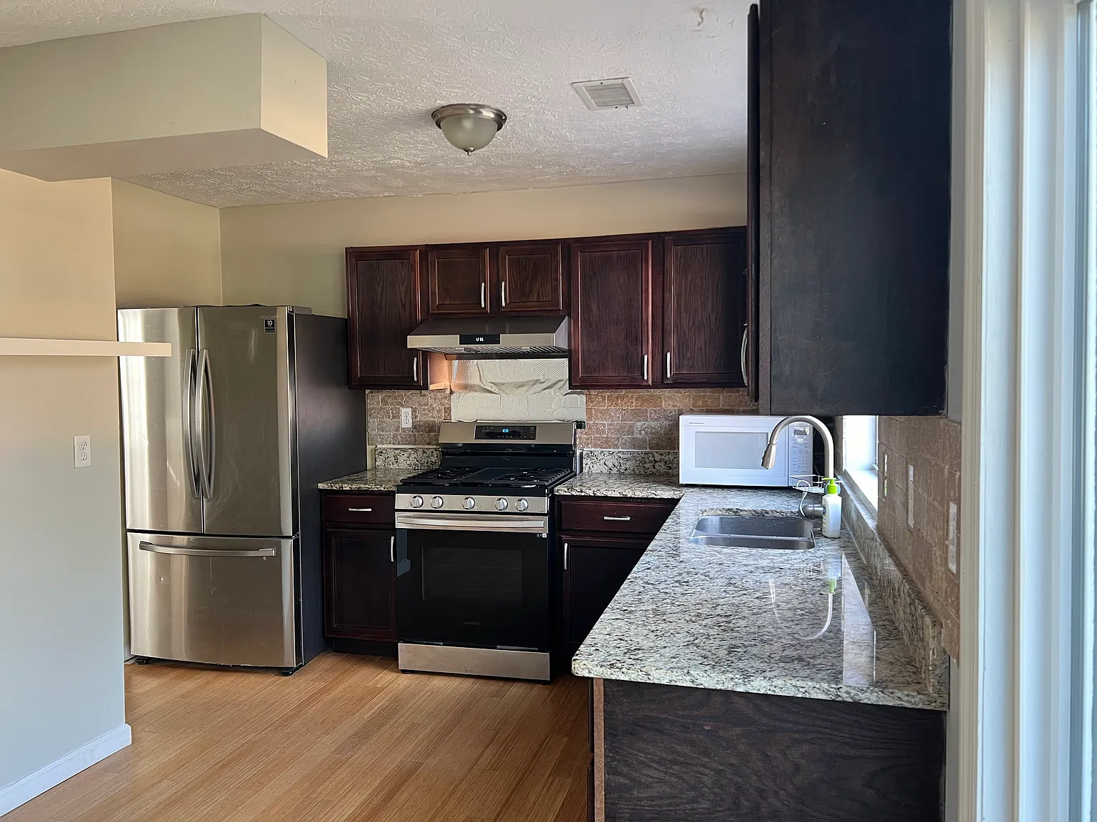 3 bed, 1056 sqft, $2,100 — Photo 2