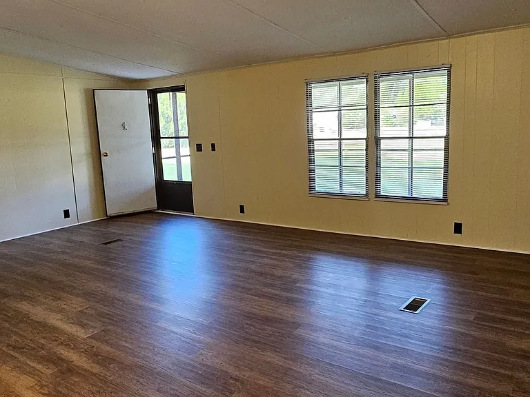 108 Davis Rd E — Photo 28