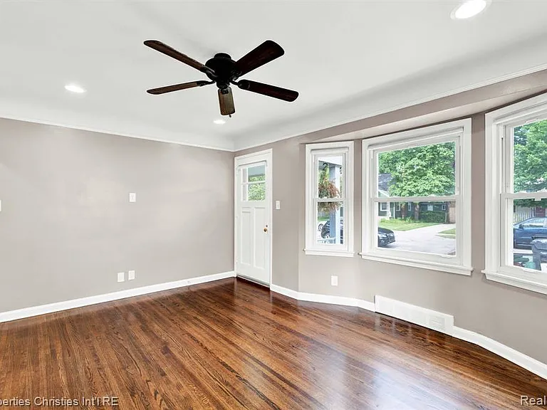4271 Prairie Ave — Photo 7