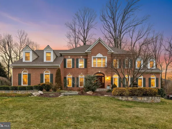 1110 Round Pebble Ln, Reston, VA 20194