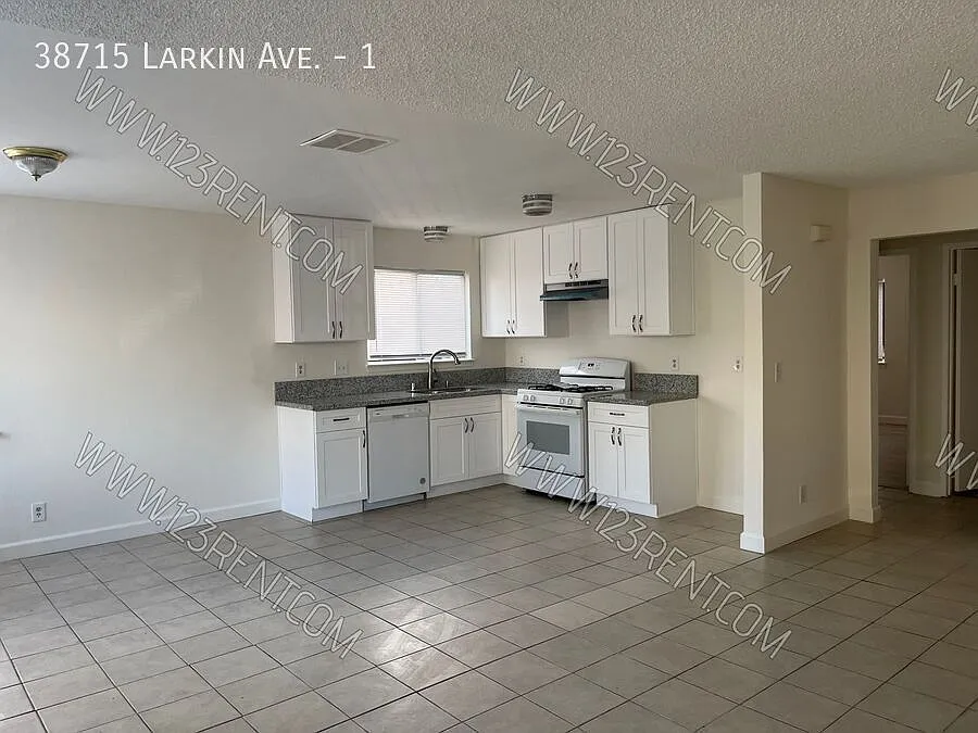 Two Bedroom One Bath Apt East Palmdale — Photo 3