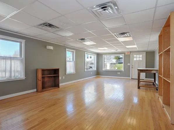 17 Rockland Cir, Hull, MA 02045