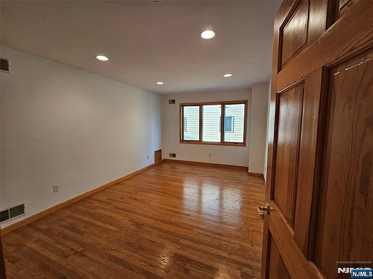 120 Johnson Ave — Photo 15