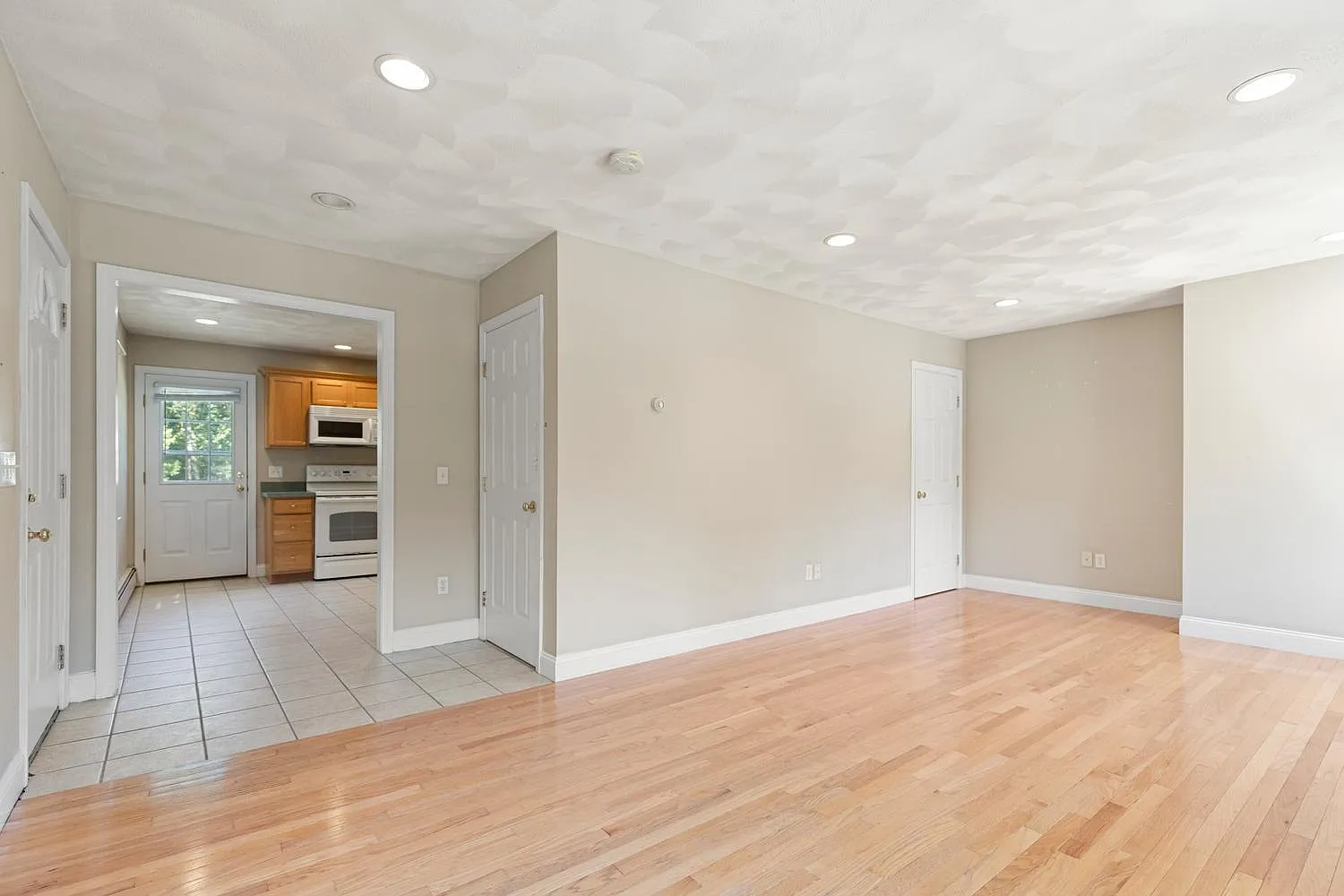 1 bed, 900 sqft, $2,300 — Photo 4