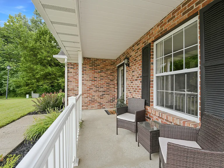 209 Norwich Dr — Photo 30