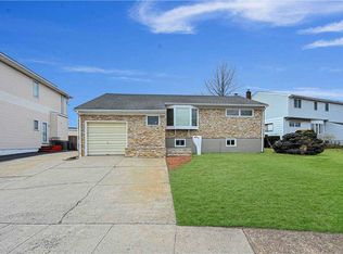 30 Heatherfield Rd, Valley Stream, NY 11581