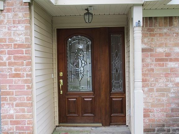 Welcome Home! Beautiful entry custom wood door w/ etched accent glass inserts and side transom. Very welcoming.