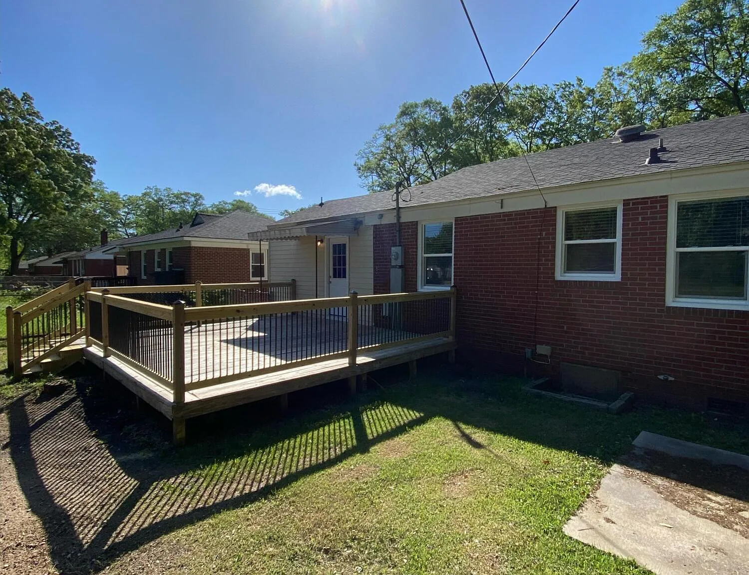 3 bed, 1.0 bath, 1195 sqft, $1,800 — Photo 3