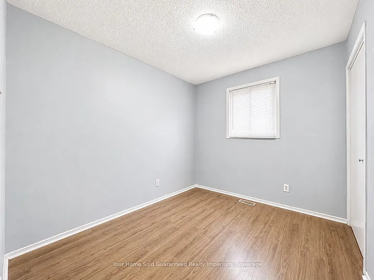 37 Mayfair Dr — Photo 7