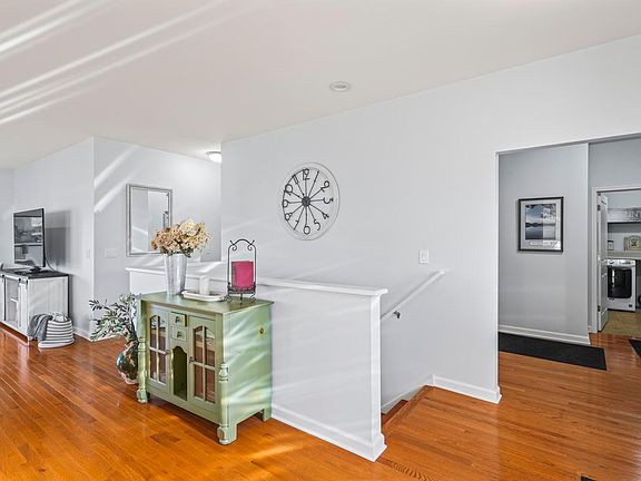3rd image of 19 Elena Ct