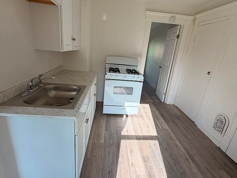 323 W Calthrop Ave #2 — Photo 4