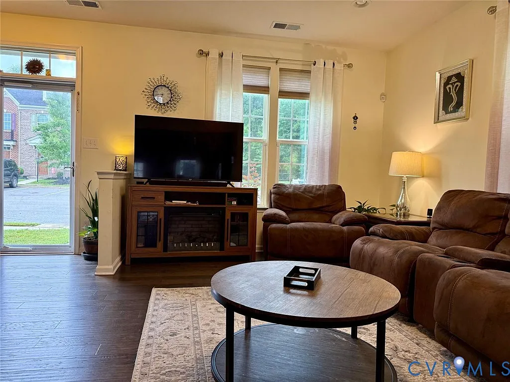 3 bed, 3.0 bath, 2220 sqft, $2,550 — Photo 4