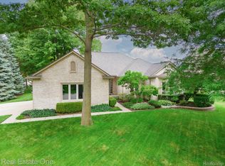 2081 Avon Lake Ln, Rochester Hills, MI 48307