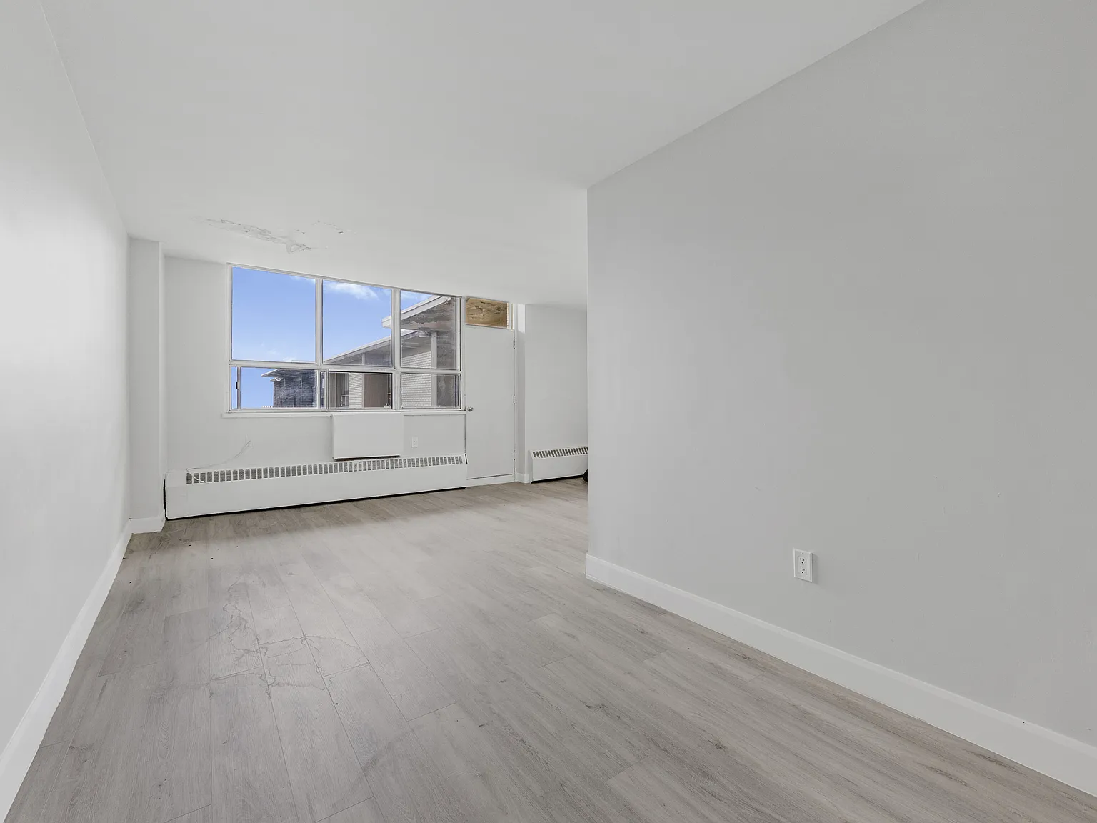65 Thorncliffe Park Drive Toronto — Photo 3