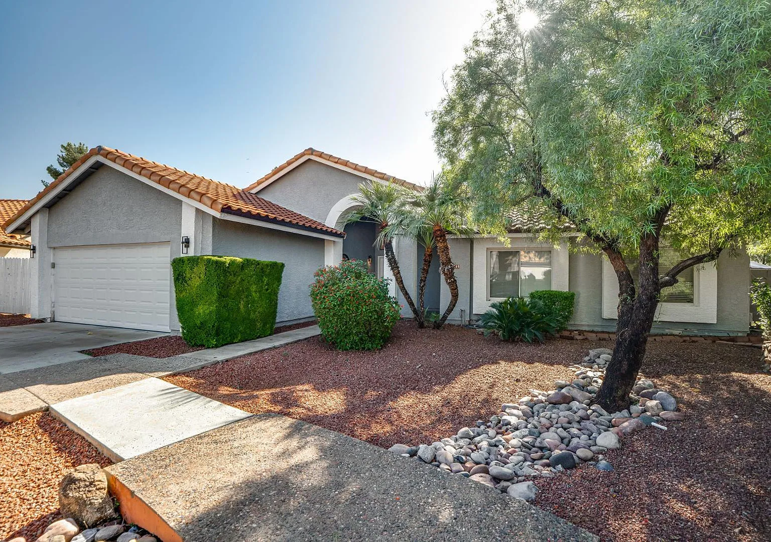 3 bed, 2.0 bath, 2007 sqft, $4,000 — Photo 2