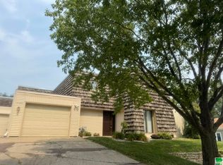 2329 Indian Hills Dr, Sioux City, IA 51104