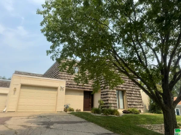 2329 Indian Hills Dr, Sioux City, IA 51104