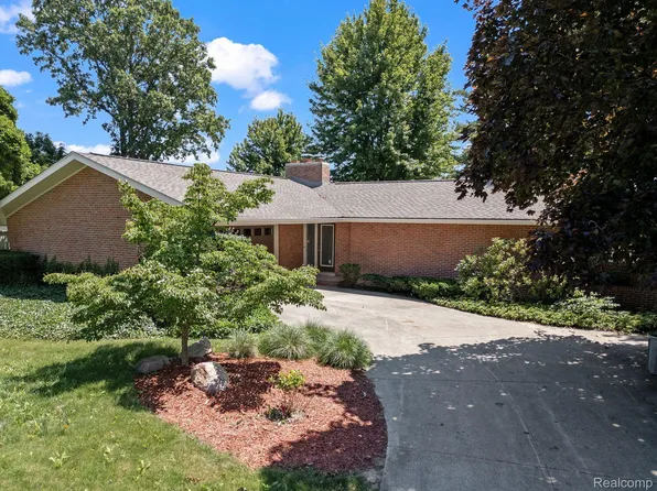 4757 Century Dr, Saginaw, MI 48638