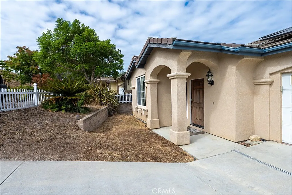 4 bed, 3.5 bath, 2828 sqft, $5,800 — Photo 2