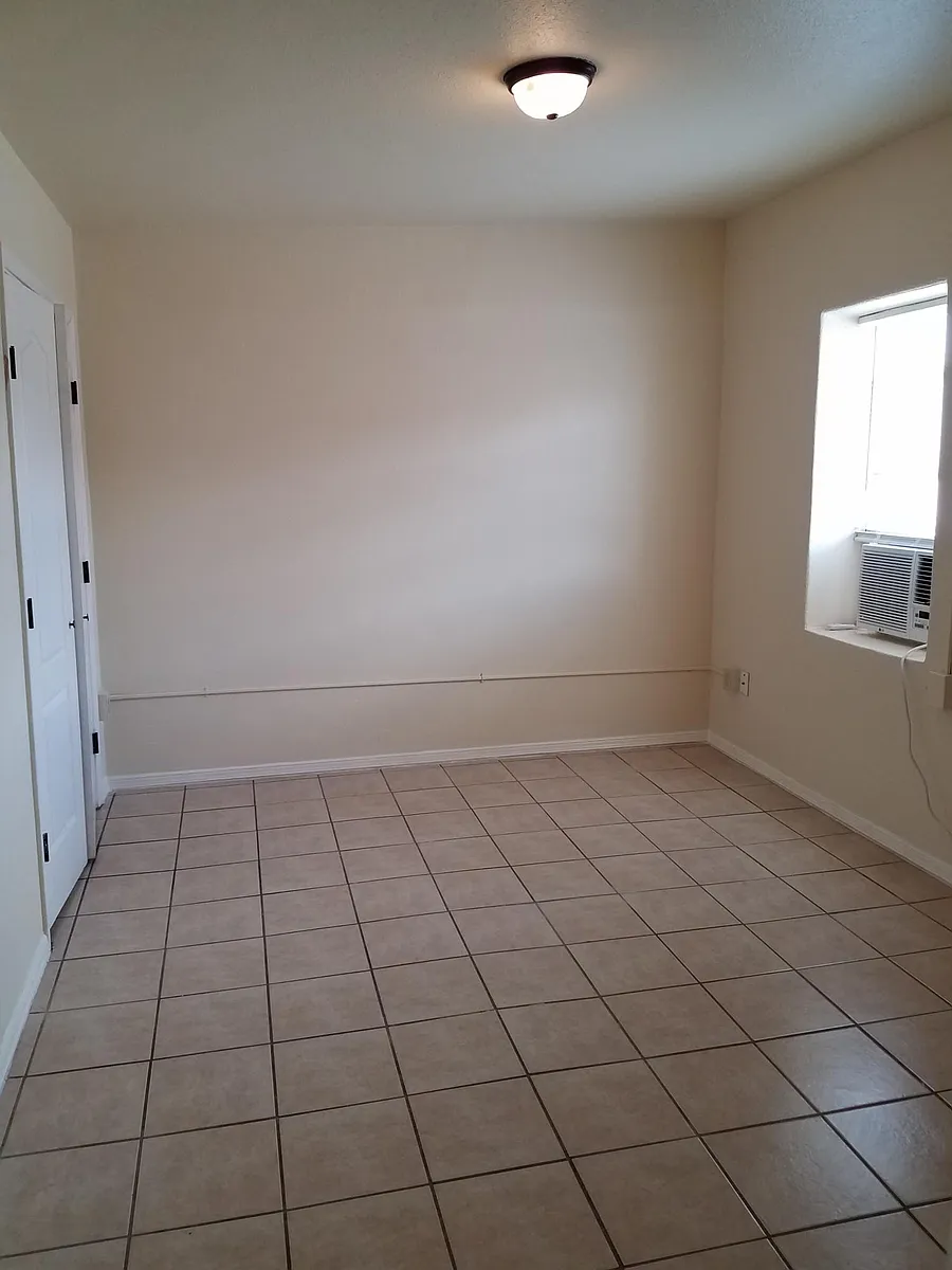 Building Photo - 621 E Hadley Ave #3