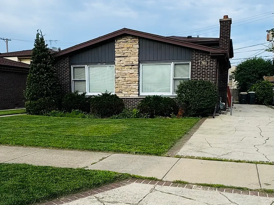 7011 N Hamlin Ave
