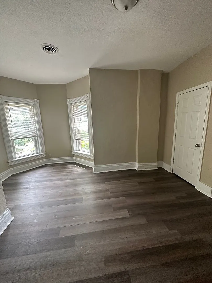 814 Elmwood Ave — Photo 3