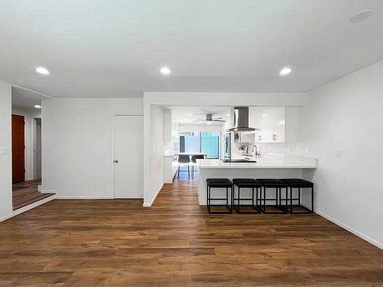 2118 Carnegie Ln — Photo 6