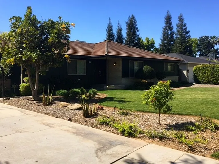 1657 W Ellery Way — Photo 2
