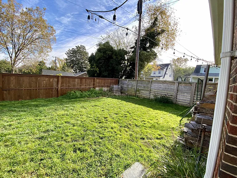 916 Sylvania Ave — Photo 33